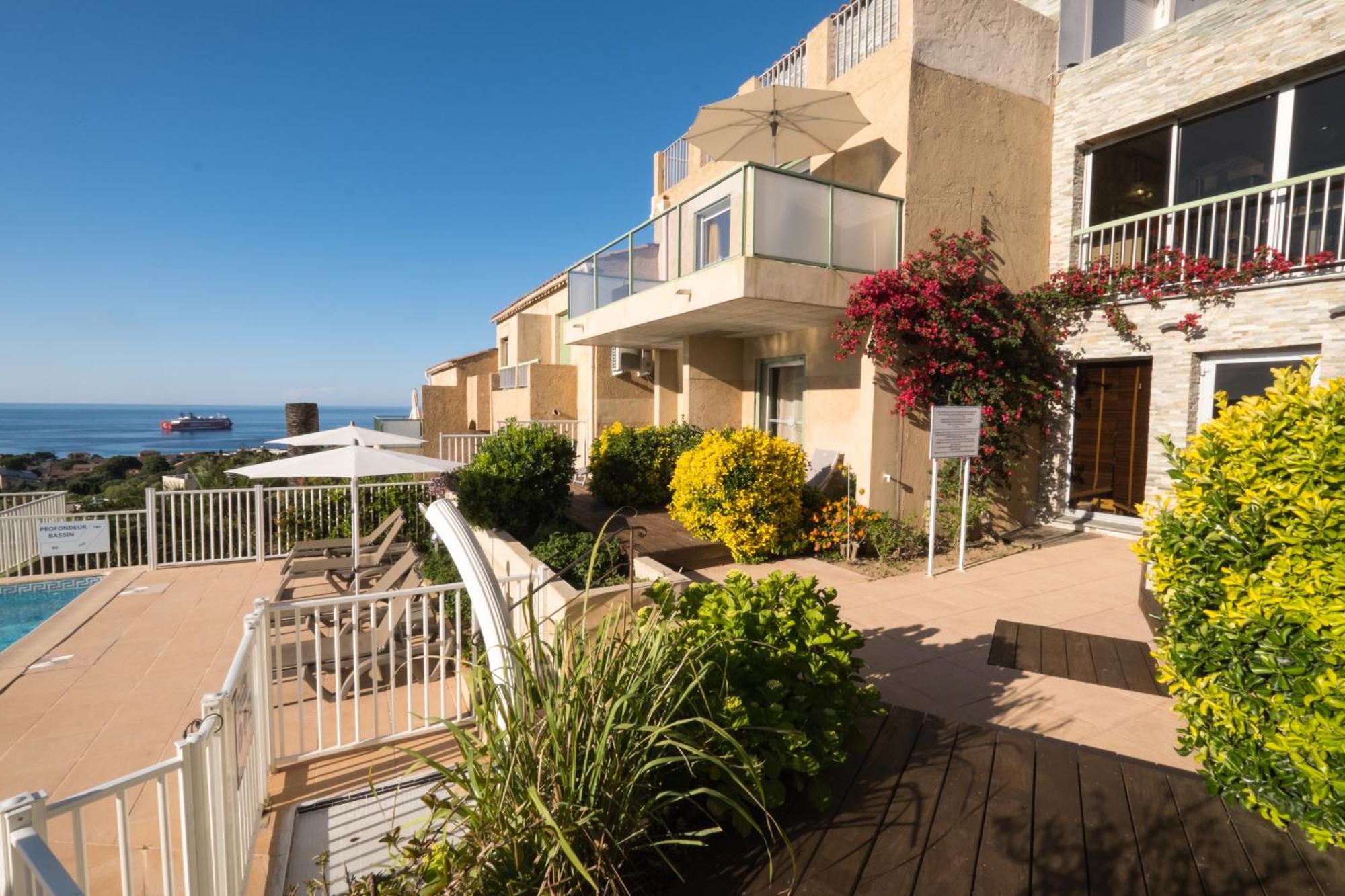 Hotel Funtana Marina Л'Іль-Русс Екстер'єр фото