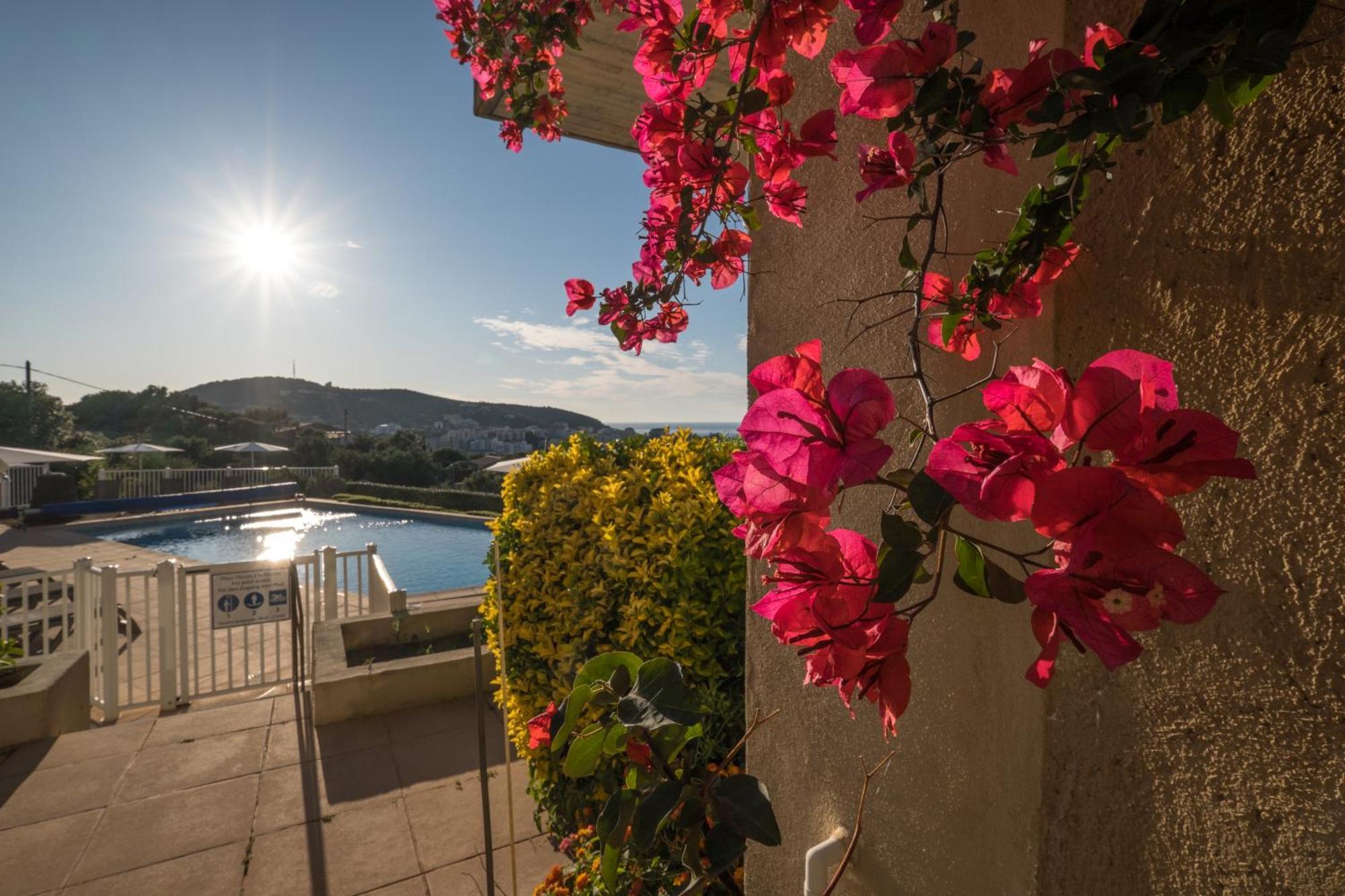 Hotel Funtana Marina Л'Іль-Русс Екстер'єр фото